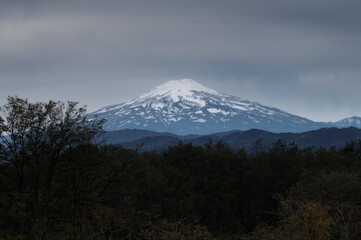 Fototapeta premium 晩秋の鳥海山を望む