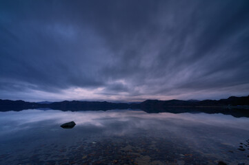 曇天の田沢湖