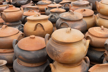Trabajos en arcilla, utensilios de cocina elaborados con cer&aacute;mica, art&iacute;culos usados en los andes peruanos