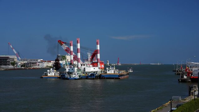 新潟市の信濃川で浚渫工事が行われている風景