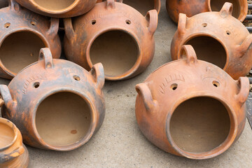 Trabajos en arcilla, utensilios de cocina elaborados con cer&aacute;mica, art&iacute;culos usados en los andes peruanos