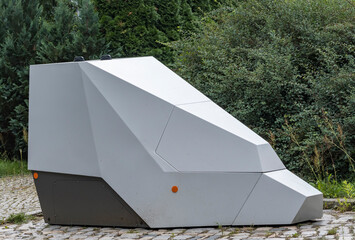 Ein mobiles Blitzgerät am Straßenrand erfasst die Geschwindigkeit  des Verkehrs