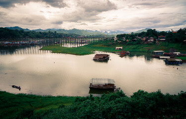 Obraz premium Mon bridge view at Sangkhlaburi, , Kanchanaburi, thailand ,wooden bridge Attractions