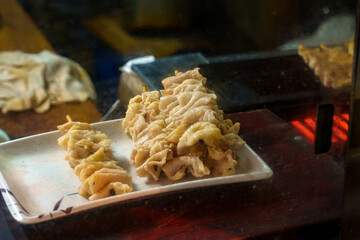 焼くのを待つ鶏皮