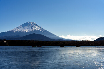富士山と凍った精進湖