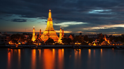 Wat Arun along the Chao Phraya river at dusk (Bangkok, Thailand)