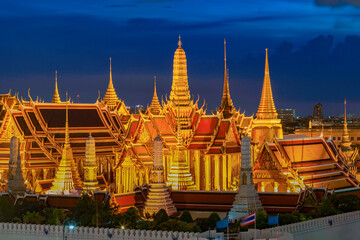 Obraz premium Wat Phra Kaew, Bangkok landmark of Thailand. Temple of the Emerald Buddha at twilight. Landscape of beautiful architecture in Bangkok.