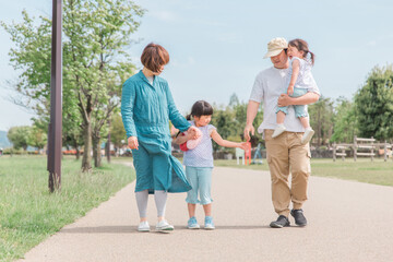 Naklejka na ściany i meble 公園を歩く日本人家族・ファミリー（子供と親） 
