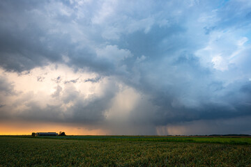 Naklejka premium Ominous spectacle as threatening clouds of a thunderstorm pass in the evening light
