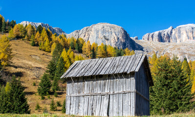 the little shack in front of the autumn mountains