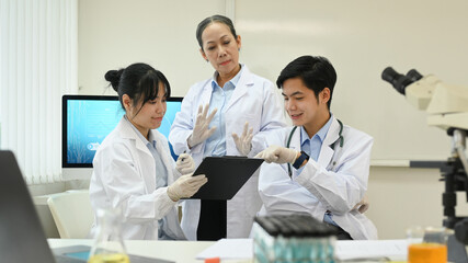 Fototapeta premium Professional scientist team conducting experiment in laboratory. Medicine and science research concepts