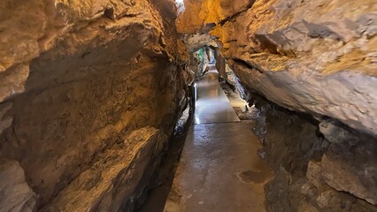 Fototapeta na wymiar 神秘的な洞窟！竜ヶ岩洞（Ryūgashi-dō Cavern）