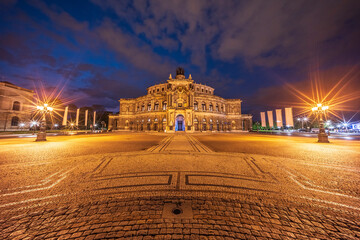 Semperoper bei Nacht