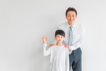 小学生の男の子とスーツ姿の男性（家庭教師・父親・OK）
