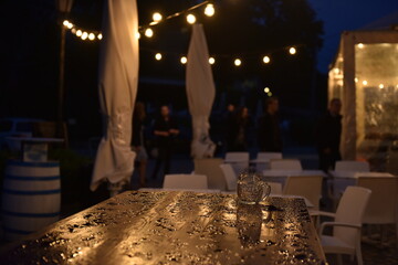 Fototapeta Pusty stół w ogródku, w pubie zmoczony deszczem obraz
