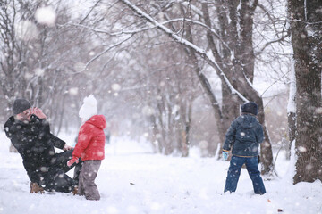Fototapeta na wymiar Kids walk in the park first snow