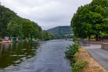 Die Lahn mit Promenade und Berge bei Nassau