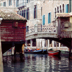 Venezia Ponte con casotti in legno sul rio degli Apostoli.
