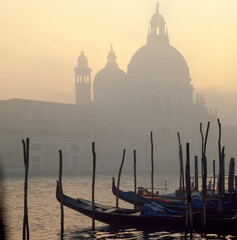 Venezia. La basilica della Salute sul Canal grande con gondole ormeggiate, nella foschia al...