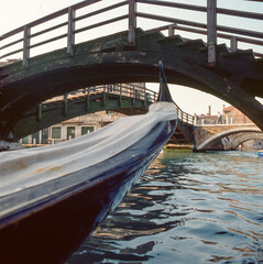 Venezia. Gondola con Tre ponti sul rio delle Burchielle e di Sant' Andrea - obrazy, fototapety, plakaty