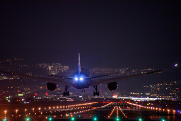 夜の飛行機のランディング