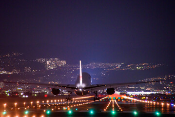 夜の飛行機のランディング