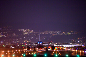 夜のテイクオフを待つ飛行機