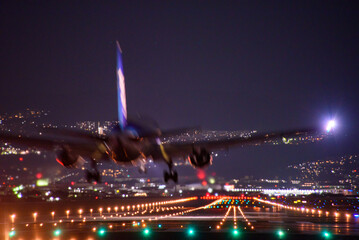 夜の飛行機のランディング