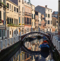 Venezia. Rio con ponte e fondamenta.