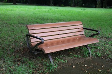 公園の芝生のベンチ