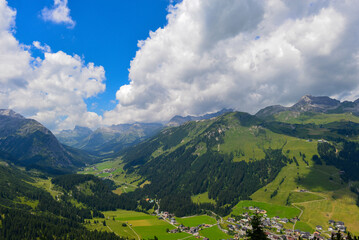 Fototapeta na wymiar Wanderweg am Rüfikopf in den Lechtaler Alpen, Österreich