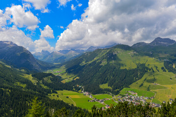 Fototapeta na wymiar Wanderweg am Rüfikopf in den Lechtaler Alpen, Österreich