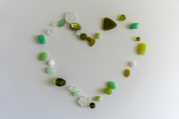 ハート型に並んだ緑色のビーズ　上から見た図