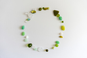 緑色のビーズのサークル　円状に並ぶビーズ