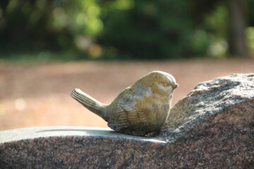 Dekoration Vogel auf einem Grabstein auf dem Friedhof im Sommer
