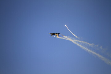 Fototapeta na wymiar f 16 fighter jet