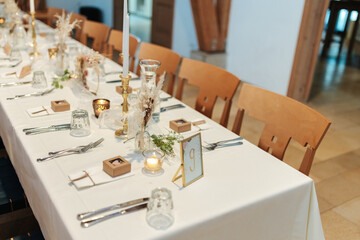 Elegant table setting and decoration for a dinner at a wedding location
