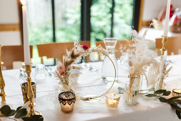 Elegant table setting and decoration for a dinner at a wedding location