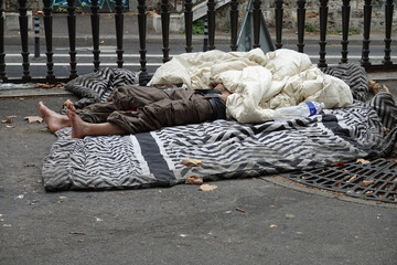 Campement de sans-abri dans la rue - obrazy, fototapety, plakaty
