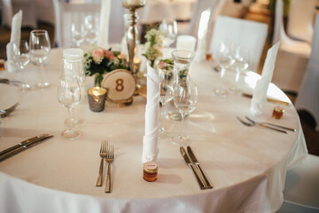 Elegant table setting and decoration for a dinner at a wedding location