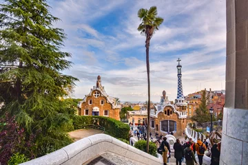 Foto auf Leinwand Barcelona - Park Güell mit bunten Häusern und Palme © Henry Czauderna