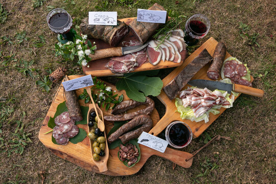 Auswahl an korsischen Wurstspezialitäten mit Figatellu, Coppa, Lonzu und Saucisse Corse de  pork.