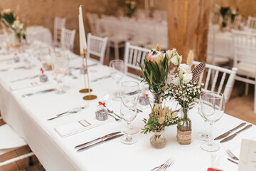 Elegant table setting and decoration for a dinner at a wedding location