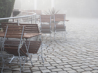 Saisonende- Stühle im Nebel