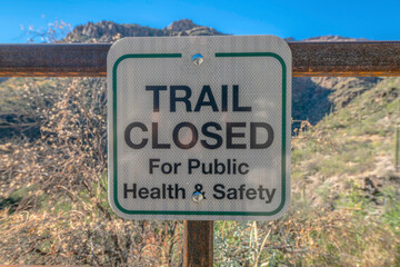 Obraz premium Trail closed sign at the outdoor recreation area in Sabino Canyon Arizona