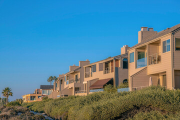 Fototapeta na wymiar Homes on cliff overlooking beach at Del Mar Southern California on a sunny day