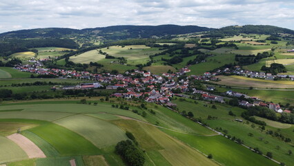 Ein Dorf Südhang der Schwarzen Berge der Rhön