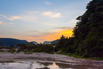 浜辺に映る夕焼け