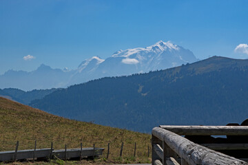 Fototapeta na wymiar Panorama des Alpes, le col des Aravis