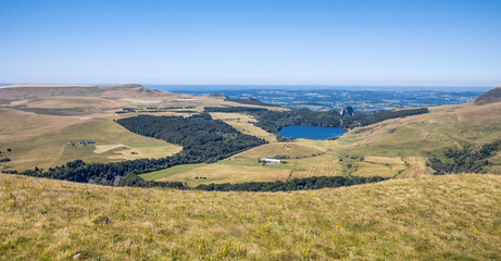 Naklejka premium randonnée au puy de la tache dans le massif du sancy dans la chaîne des Puys en auvergne en été en france avec vue sur le lac guéry